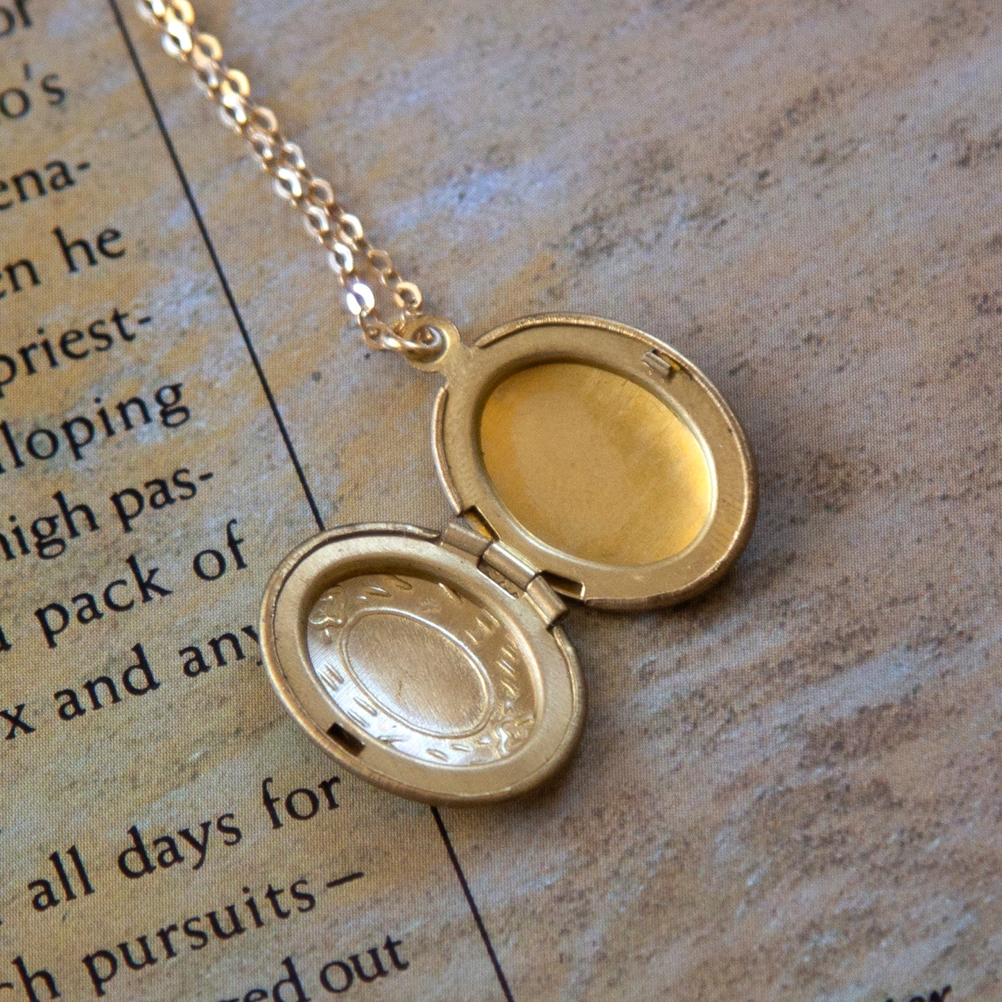 Vintage Oval Locket Necklace - Simple