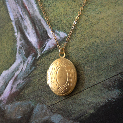 Vintage Oval Locket Necklace - Simple